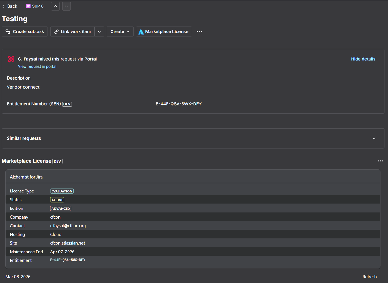A JSM agent ticket with the embedded Marketplace License panel showing license type, status, edition, contact, site and maintenance end for the customer.